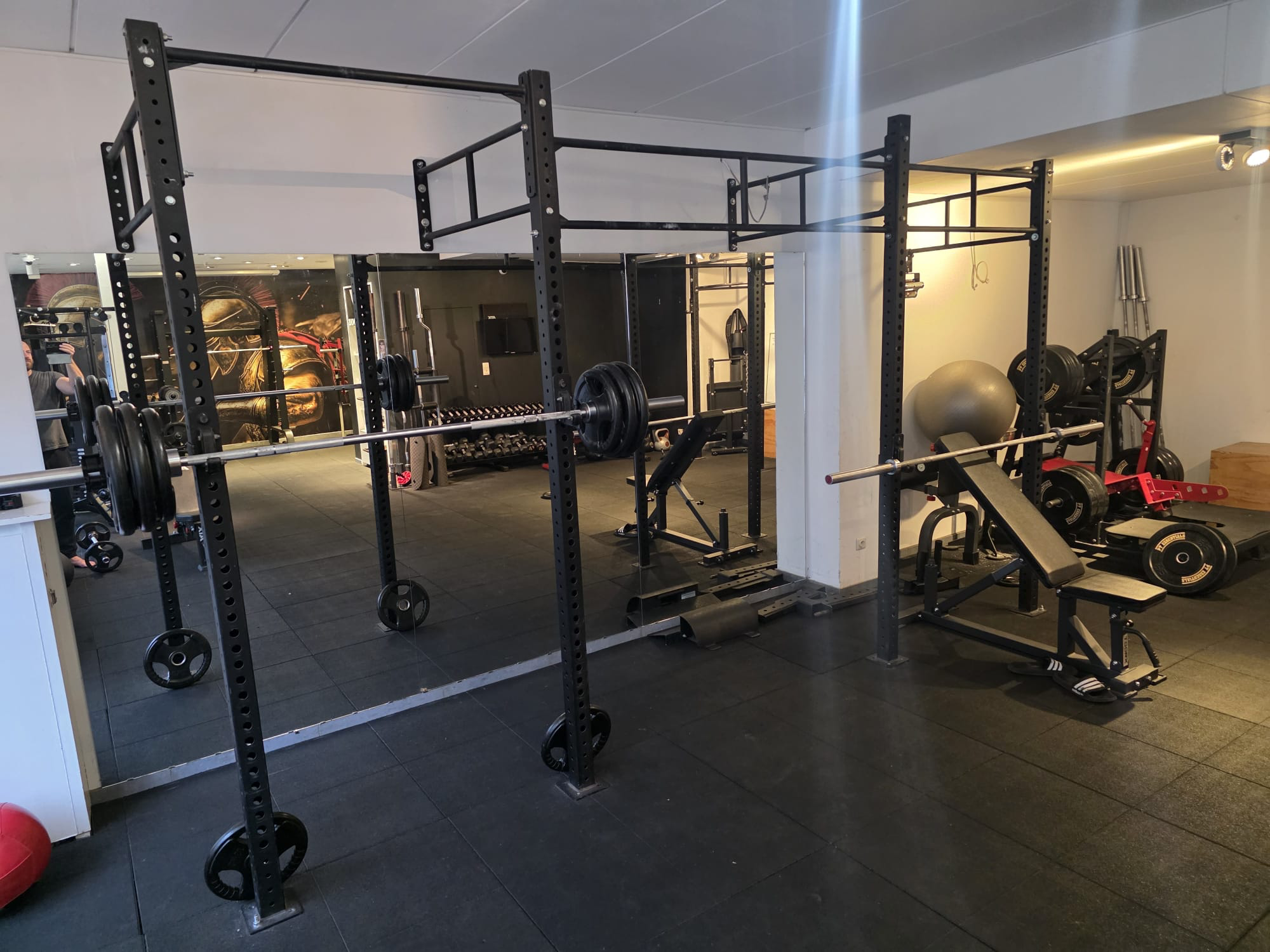 Squat racks en trainingsruimte